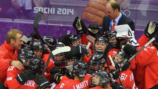Игроки сборной Швейцарии радуются победе в матче за третье место между сборными командами Швейцарии и Швеции на соревнованиях по хоккею среди женщин