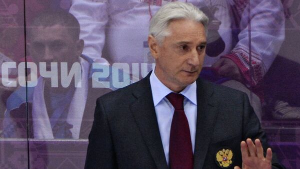 Главный тренер Зинэтула Билялетдинов (Россия) наблюдает за ходом игры