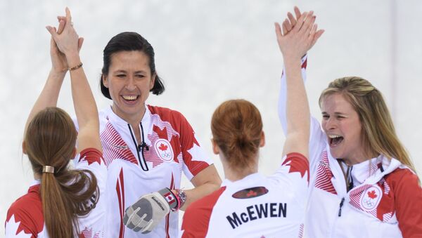 Канадские спортсменки радуются победе в финальном матче между сборными командами Швеции и Канады в соревнованиях по керлингу среди женщин