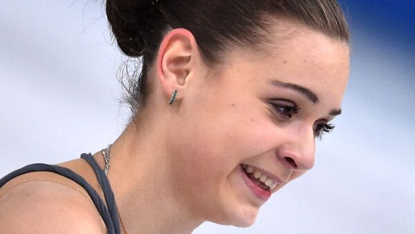 Аделина Сотникова (Россия) выступает в произвольной программе женского одиночного катания на соревнованиях по фигурному катанию