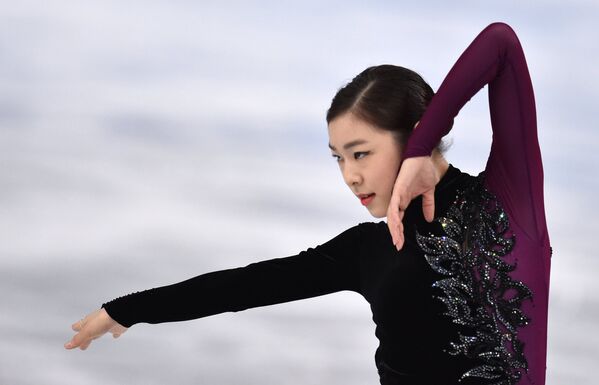 Ким Ю На (Южная Корея) выступает в произвольной программе женского одиночного катания на соревнованиях по фигурному катанию