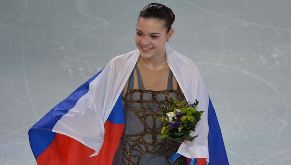 Аделина Сотникова (Россия), завоевавшая золотую медаль на соревнованиях по фигурному катанию в женском одиночном катании
