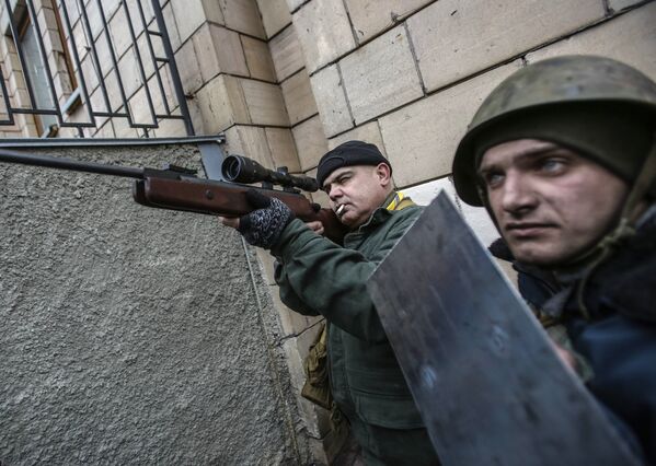 Сторонники оппозиции с оружием на площади Независимости в Киеве