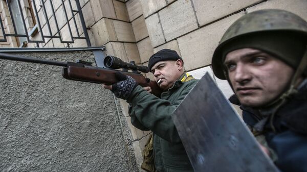 Сторонники оппозиции с оружием на площади Независимости в Киеве. Архивное фото
