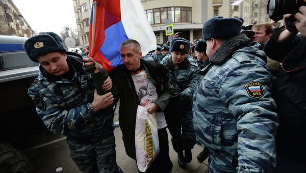Сотрудники полиции задерживают сторонника оппозиции у здания Замоскворецкого суда Москвы. Фото с места события