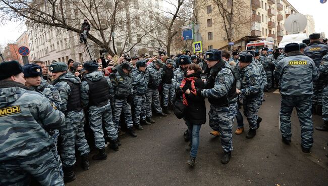 Сотрудники полиции у здания Замоскворецкого суда Москвы. Фото с места события