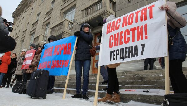 Жильцы незаконной новостройки в Новосибирске выступают против ее сноса