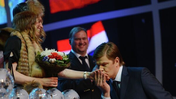 Победительница общего зачета Кубка мира норвежка Тура Бергер и спортивный комментатор Дмитрий Губерниев