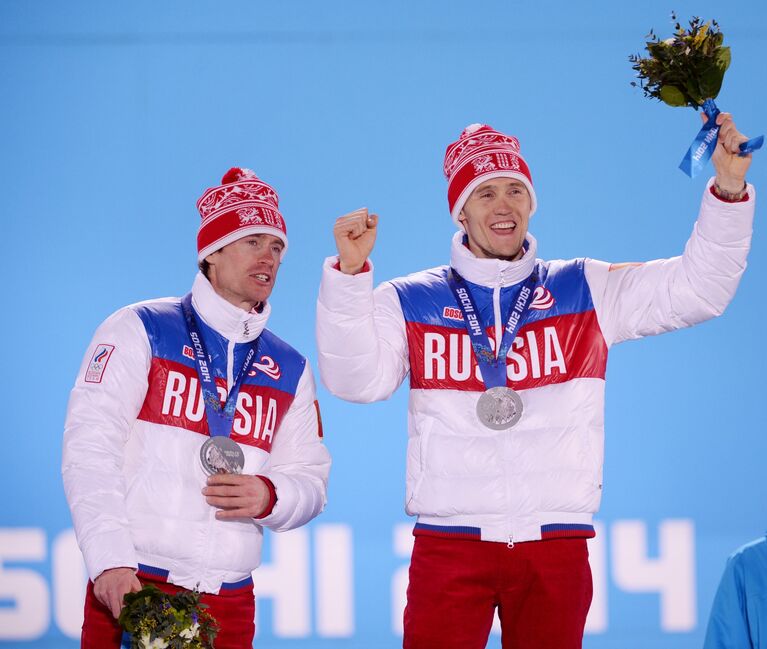 Слева направо: Максим Вылегжанин, Никита Крюков, завоевавшие серебряные медали в командном спринте на соревнованиях по лыжным гонкам