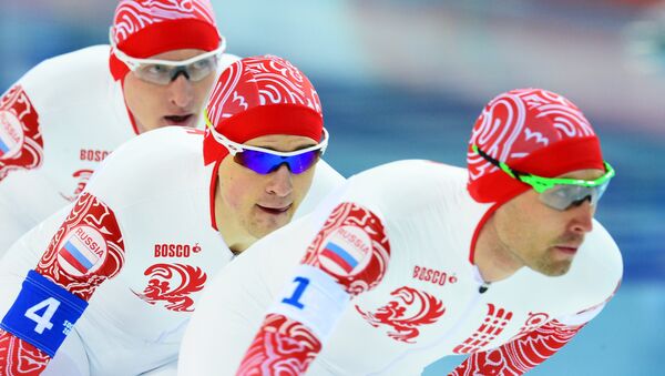 Александр Румянцев, Иван Скобрев и Денис Юсков на дистанции в четвертьфинале командной гонки преследования