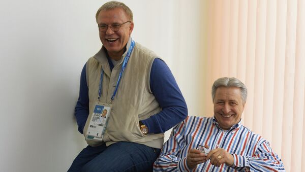 Олимпийские чемпионы Вячеслав Фетисов (слева) и Александр Якушев
