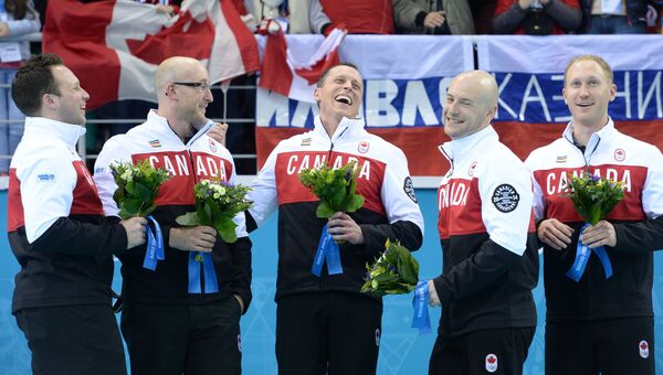 Калеб Флекси (Канада), Райан Харнден (Канада), Эрик Харнден (Канада), Райан Фрай (Канада) и Брэд Джейкобс (Канада), завоевавшие золотые медали в соревнованиях по керлингу среди мужчин
