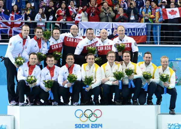 Призеры соревнований по керлингу среди мужчин на XXII зимних Олимпийских играх в Сочи во время цветочной церемонии