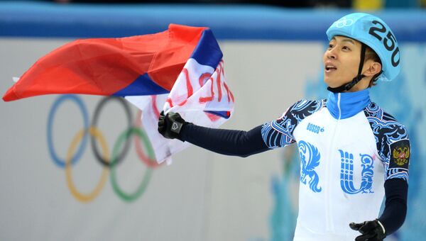 Виктор Ан (Россия) после финального забега на 500 метров в соревнованиях по шорт-треку среди мужчин.  Фото с места события