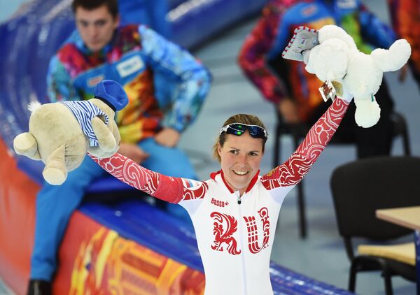 Ольга Граф (Россия) после финиша в забеге на 5000 метров в соревнованиях по конькобежному спорту среди женщин