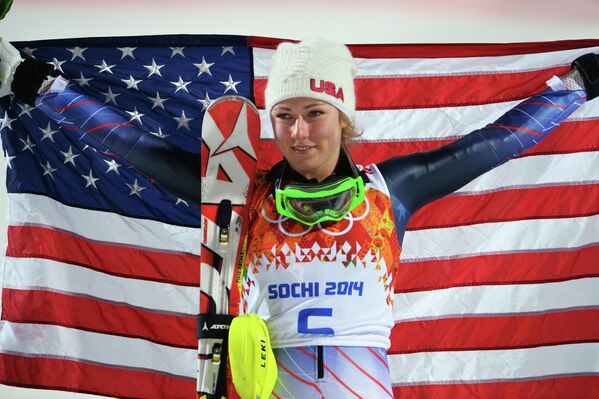 Микаэла Шиффрин (США), завоевавшая золотую медаль в слаломе среди женщин во время соревнований по горнолыжному спорту