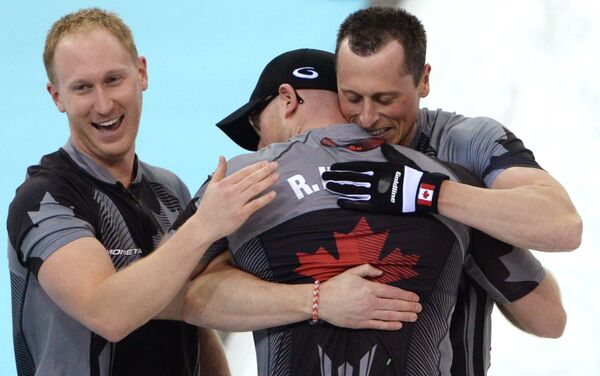 Канадские спортсмены радуются победе в финальном матче между сборными командами Канады и Великобритании в соревнованиях по керлингу среди мужчин