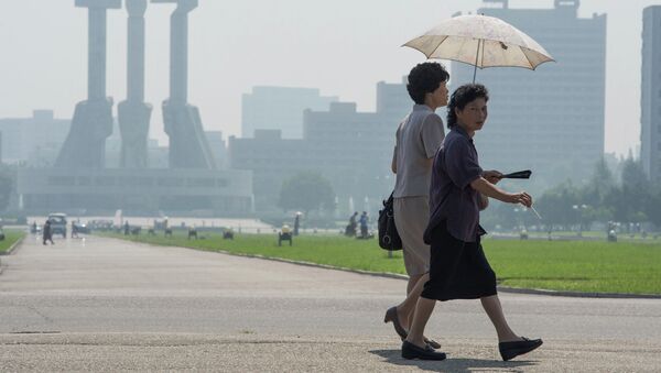 Жительницы Пхеньяна в центре города. Архивное фото