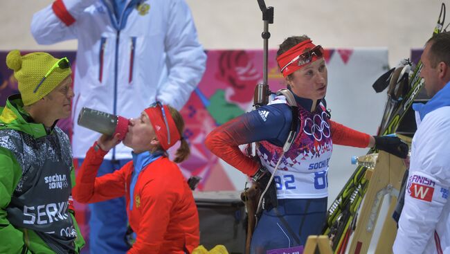 Екатерина Глазырина (Россия), Ольга Подчуфарова (Россия) после финиша индивидуальной гонки в соревнованиях по биатлону среди женщин