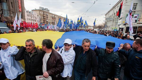 Участники митингав Харькове несут национальный украинский флаг. Архивное фото