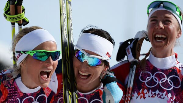 Тереза Йохеуг (Норвегия), Марит Бьерген (Норвегия), Кристин Стермер Стейра (Норвегия) на финише масс-старта в соревнованиях по лыжным гонкам среди женщин на XXII зимних Олимпийских играх в Сочи.