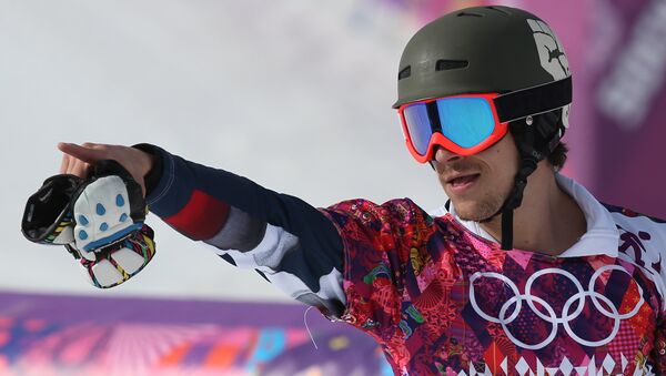 Вик Уайлд (Россия), завоевавший золотую медаль  после окончания финала параллельного слалома. Фото с места события