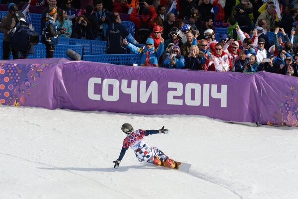 Вик Уайлд (Россия), завоевавший золотую медаль, после окончания финала параллельного слалома на соревнованиях по сноуборду среди мужчин