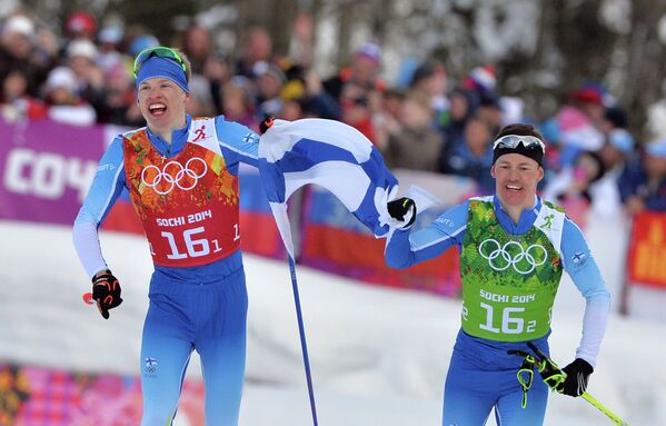 Ийво Нисканен и Сами Яухоярви (Финляндия) на финише финального забега командного спринта в соревнованиях по лыжным гонкам среди мужчин на XXII зимних Олимпийских играх в Сочи
