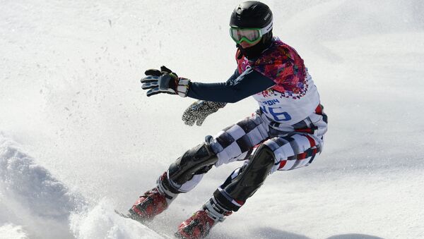 Андрей Соболев в квалификации параллельного слалома на соревнованиях по сноуборду. Архивное фото