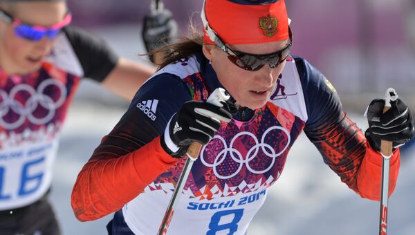 Юлия Чекалева (Россия) на дистанции масс-старта в соревнованиях по лыжным гонкам