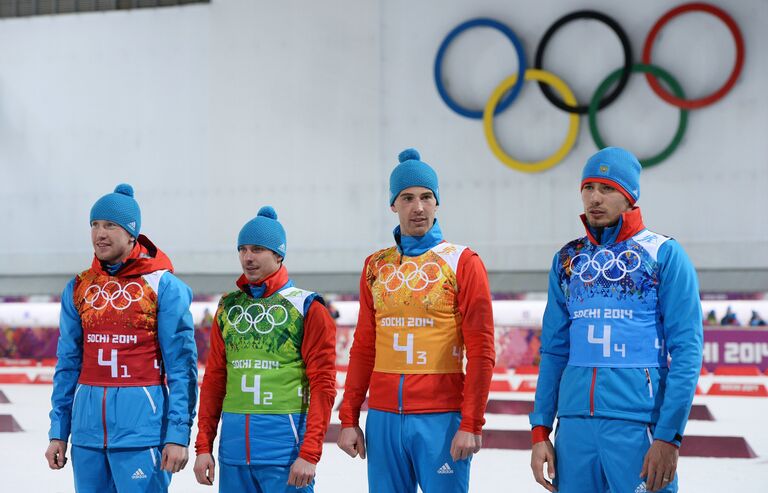 Россияне Алексей Волков, Евгений Устюгов, Дмитрий Малышко, Антон Шипулин, обладатели золота в эстафете по биатлону на Играх в Сочи