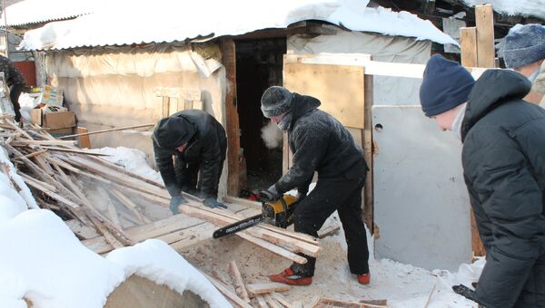 Томские добровольцы помогают пилить дрова