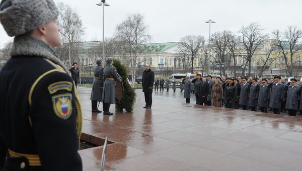 Президент России Владимир Путин возложил венок к могиле неизвестного солдата у Кремлевской стены. Фото с места события