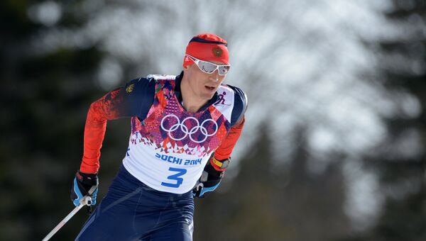 Александр Легков (Россия) на дистанции масс-старта в соревнованиях по лыжным гонкам среди мужчин