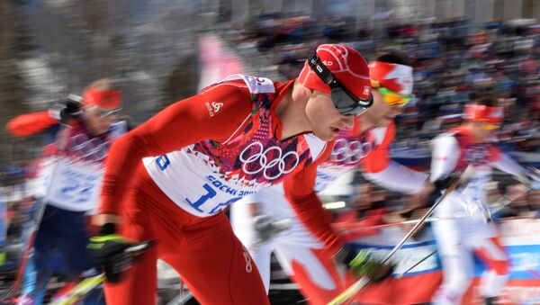 Дарио Колонья (Швейцария) на дистанции масс-старта в соревнованиях по лыжным гонкам среди мужчин