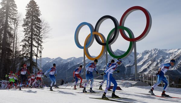 Спортсмены на дистанции масс-старта в соревнованиях по лыжным гонкам