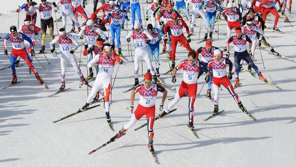 Спортсмены на дистанции масс-старта в соревнованиях по лыжным гонкам