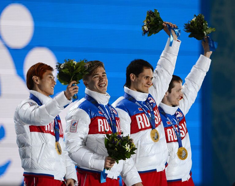 Команда России в составе Виктора Ана, Семена Елистратова, Владимира Григорьева и Руслана Захарова (слева направо) завоевавшая золотые медали в эстафете на 5000 метров