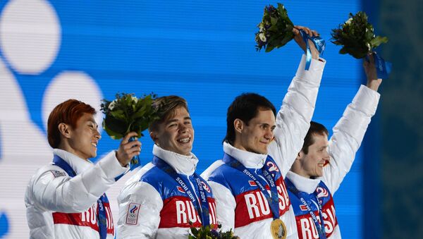 Команда России в составе Виктора Ана, Семена Елистратова, Владимира Григорьева и Руслана Захарова (слева направо) завоевавшая золотые медали в эстафете на 5000 метров. Событийное фото.