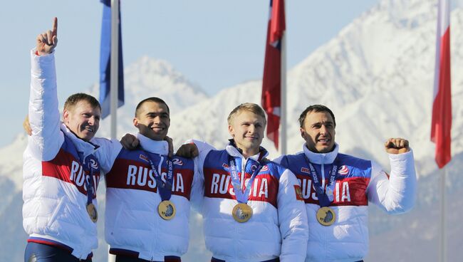 Александр Зубков, Алексей Воевода, Алексей Негодайло и Дмитрий Труненков, завоевавшие золотые медали на соревнованиях четверок по бобслею