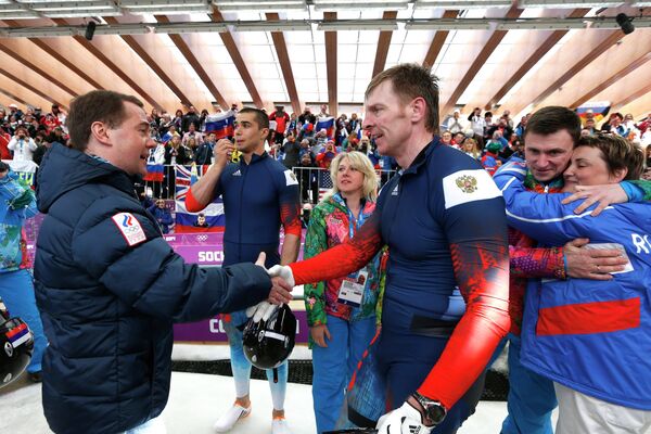 Д.Медведев посетил решающий заезд в соревнованиях бобов-четверок на Олимпиаде в Сочи