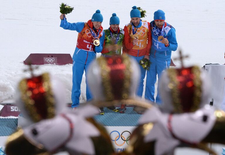 Слева направо: Алексей Волков, Евгений Устюгов, Дмитрий Малышко, Антон Шипулин, завоевавшие золотые медали в эстафете на соревнованиях по биатлону среди мужчин