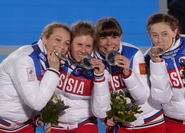 Слева направо: Ольга Зайцева, Яна Романова, Екатерина Шумилова, Ольга Вилухина, завоевавшие серебряные медали в эстафете на соревнованиях по биатлону