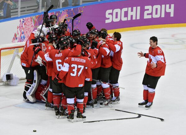 Игроки сборной Канады радуются победе в финальном матче между сборными командами Швеции и Канады