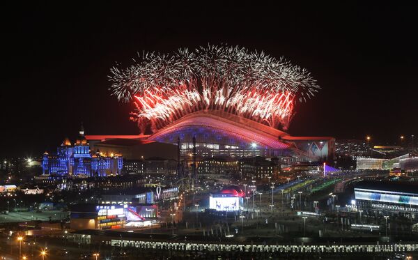 Салют над стадионом Фишт во время церемонии закрытия XXII зимних Олимпийских игр