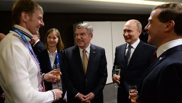 Президент России Владимир Путин (второй справа) перед церемонией закрытия XXII зимних Олимпийских игр в Сочи