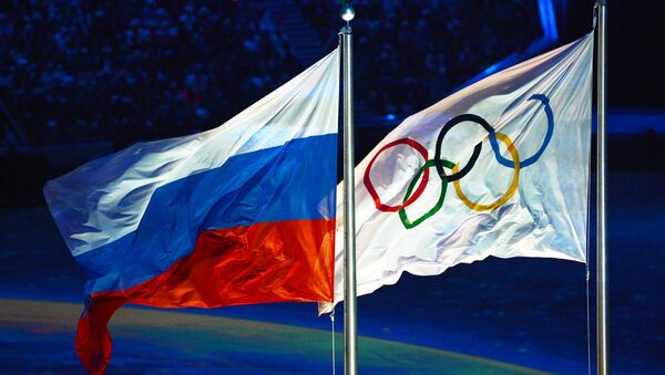 Поднятие российского флага во время церемонии закрытия XXII зимних Олимпийских игр в Сочи.