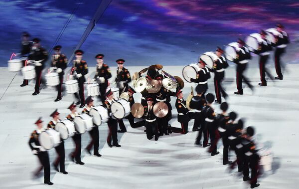 Артисты во время театрализованного представления на церемонии закрытия XXII зимних Олимпийских игр в Сочи.