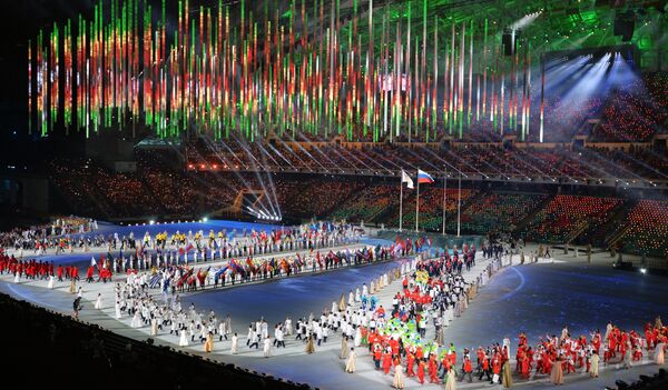 Парад знамен на церемонии закрытия XXII зимних Олимпийских игр в Сочи.