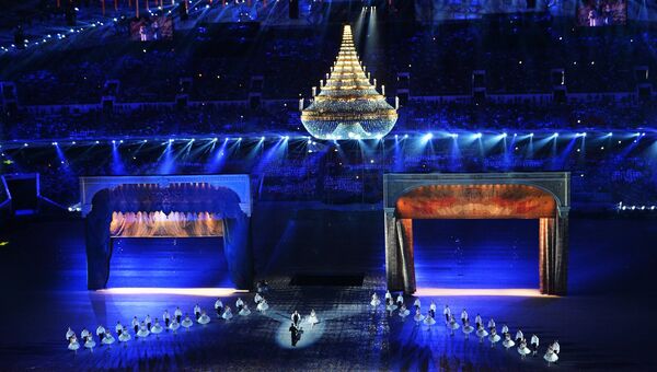 Артисты во время театрализованного представления на церемонии закрытия XXII зимних Олимпийских игр в Сочи.